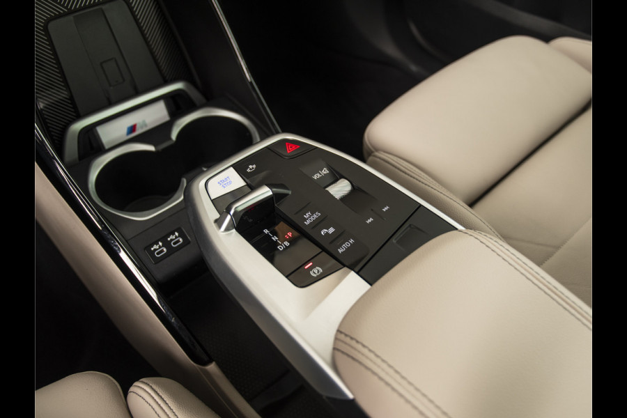 BMW iX1 xDrive30 Launch Edition 67 kWh MSPORT-PANO-H&K-HUD