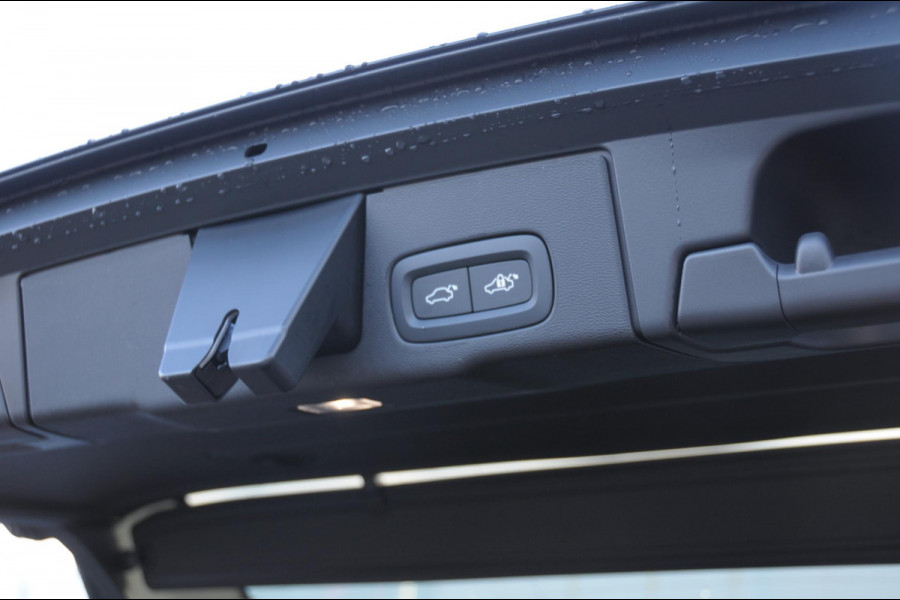 Volvo XC60 T6 350PK Automaat AWD Plus Black Edition / Adaptieve cruise control / BLIS / Panoramadak / Stoel - en stuurverwarming / Keyless entry / Elektrische stoelen / Parkeersensoren met 360 camera