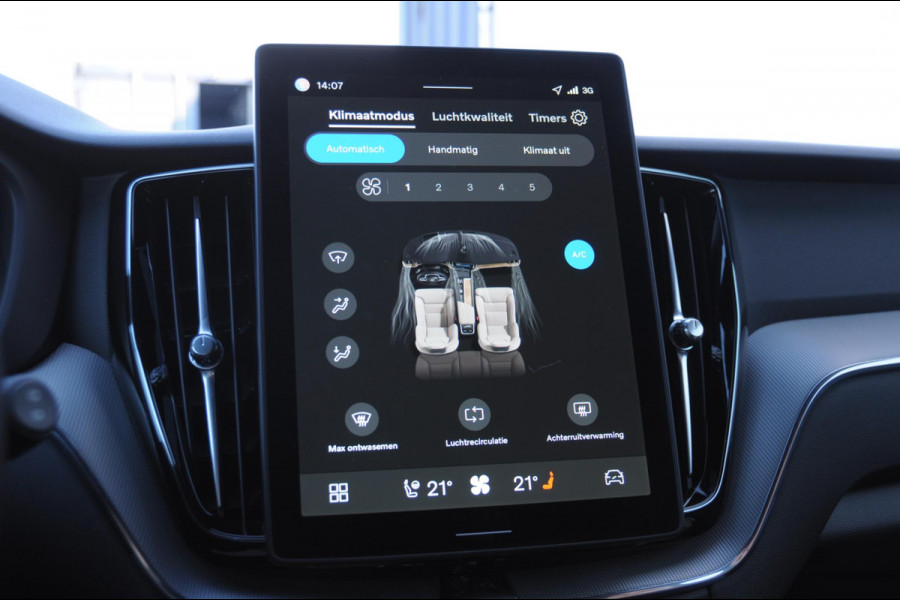 Volvo XC60 T6 350PK Automaat AWD Plus Black Edition / Adaptieve cruise control / BLIS / Panoramadak / Stoel - en stuurverwarming / Keyless entry / Elektrische stoelen / Parkeersensoren met 360 camera