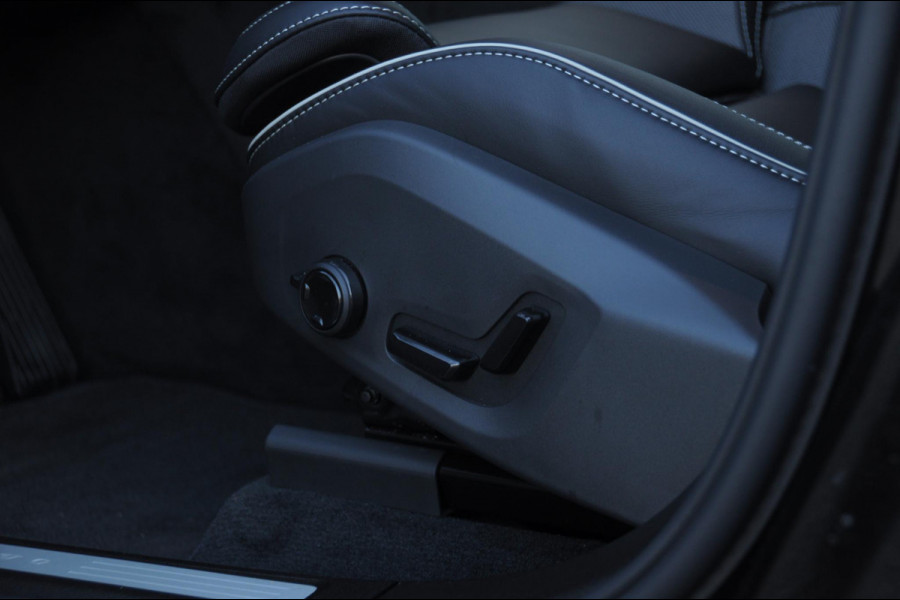 Volvo XC60 T6 350PK Automaat AWD Plus Black Edition / Adaptieve cruise control / BLIS / Panoramadak / Stoel - en stuurverwarming / Keyless entry / Elektrische stoelen / Parkeersensoren met 360 camera