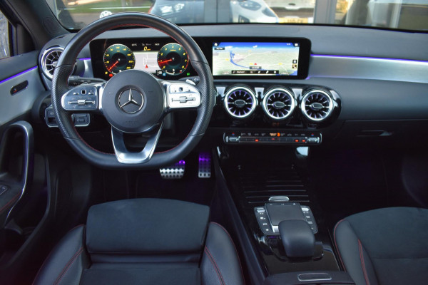 Mercedes-Benz A-Klasse 180 AMG NIGHT | SFEERVERLICHTING | APPLE CARPLAY | CAMERA | ANDROID AUTO | NAP | DEALER ONDERHOUDEN