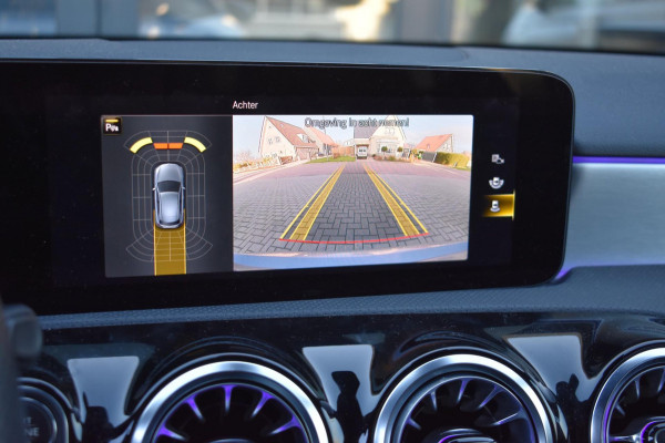 Mercedes-Benz A-Klasse 180 AMG NIGHT | SFEERVERLICHTING | APPLE CARPLAY | CAMERA | ANDROID AUTO | NAP | DEALER ONDERHOUDEN