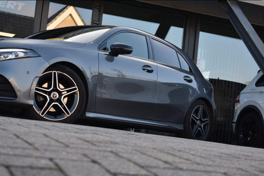 Mercedes-Benz A-Klasse 180 AMG NIGHT | SFEERVERLICHTING | APPLE CARPLAY | CAMERA | ANDROID AUTO | NAP | DEALER ONDERHOUDEN