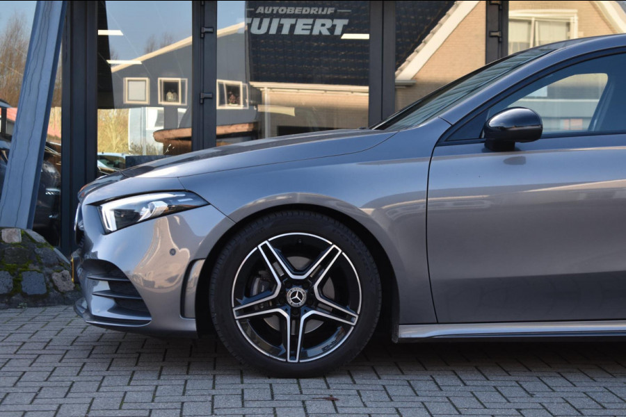 Mercedes-Benz A-Klasse 180 AMG NIGHT | SFEERVERLICHTING | APPLE CARPLAY | CAMERA | ANDROID AUTO | NAP | DEALER ONDERHOUDEN