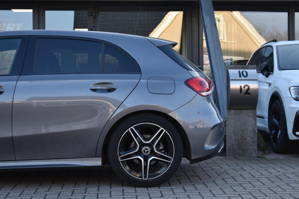 Mercedes-Benz A-Klasse 180 AMG NIGHT | SFEERVERLICHTING | APPLE CARPLAY | CAMERA | ANDROID AUTO | NAP | DEALER ONDERHOUDEN