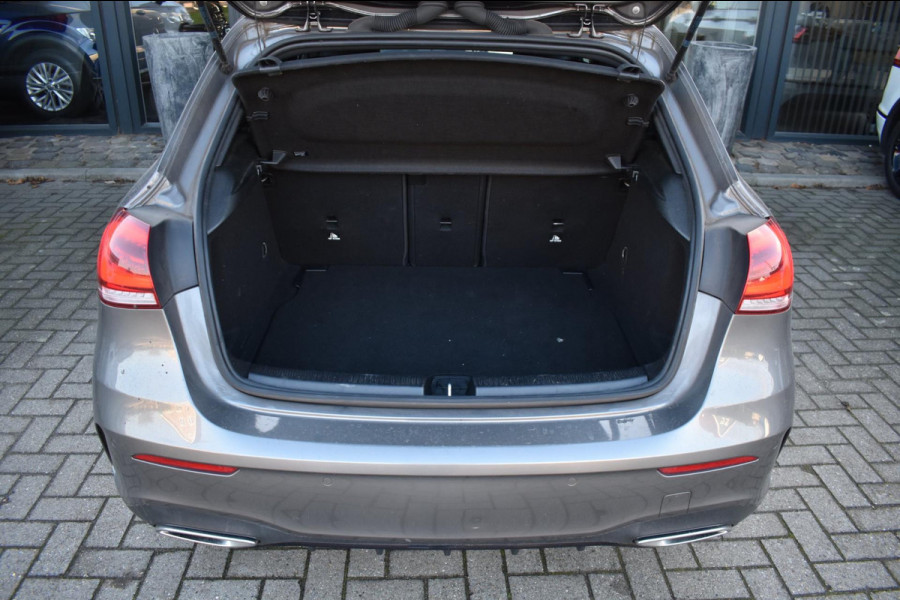 Mercedes-Benz A-Klasse 180 AMG NIGHT | SFEERVERLICHTING | APPLE CARPLAY | CAMERA | ANDROID AUTO | NAP | DEALER ONDERHOUDEN