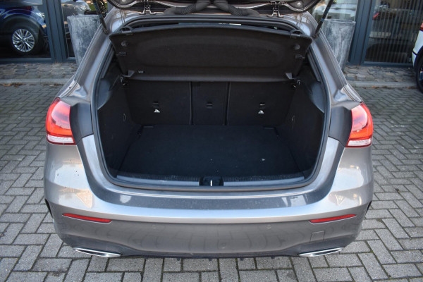 Mercedes-Benz A-Klasse 180 AMG NIGHT | SFEERVERLICHTING | APPLE CARPLAY | CAMERA | ANDROID AUTO | NAP | DEALER ONDERHOUDEN
