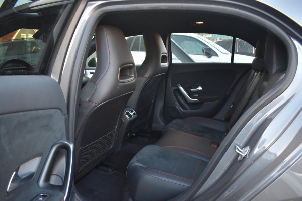 Mercedes-Benz A-Klasse 180 AMG NIGHT | SFEERVERLICHTING | APPLE CARPLAY | CAMERA | ANDROID AUTO | NAP | DEALER ONDERHOUDEN