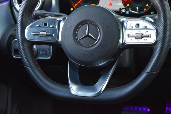 Mercedes-Benz A-Klasse 180 AMG NIGHT | SFEERVERLICHTING | APPLE CARPLAY | CAMERA | ANDROID AUTO | NAP | DEALER ONDERHOUDEN
