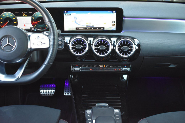 Mercedes-Benz A-Klasse 180 AMG NIGHT | SFEERVERLICHTING | APPLE CARPLAY | CAMERA | ANDROID AUTO | NAP | DEALER ONDERHOUDEN