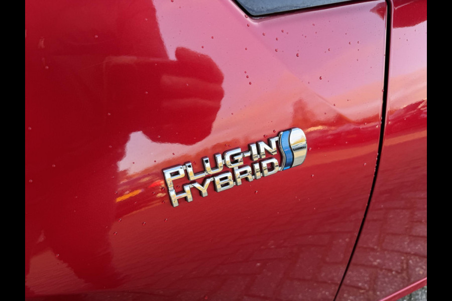 Toyota Prius 1.8 Plug-in Executive | Navigatie | Camera | DAB | Lichtmetalen Velgen |