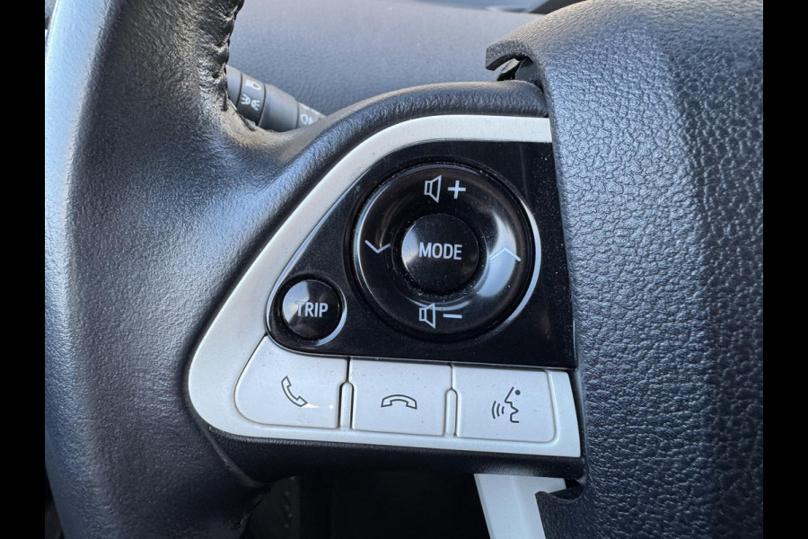 Toyota Prius 1.8 Plug-in Executive | Navigatie | Camera | DAB | Lichtmetalen Velgen |