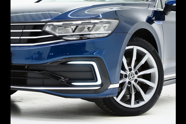 Volkswagen Passat Variant 1.4 TSI PHEV GTE R-Line | Panoramadak | Massage | Trekhaak | Camera | Adaptive Cruise | Carplay