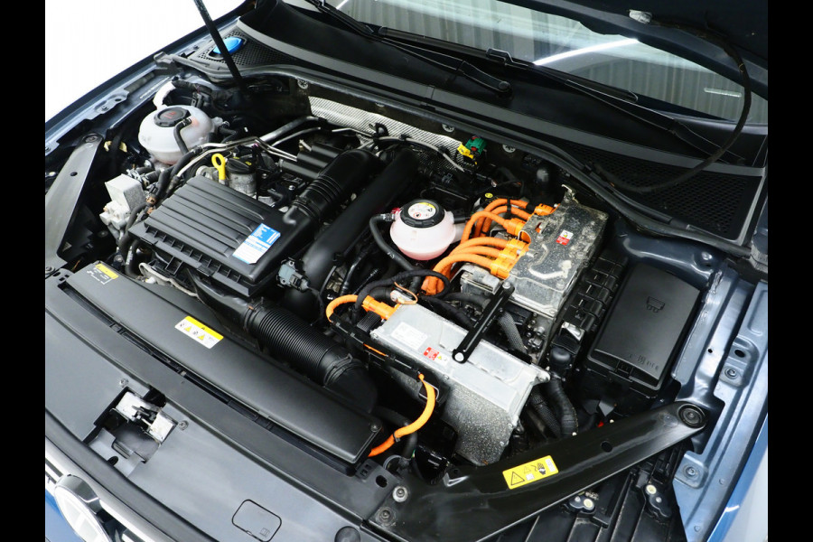 Volkswagen Passat Variant 1.4 TSI PHEV GTE R-Line | Panoramadak | Massage | Trekhaak | Camera | Adaptive Cruise | Carplay