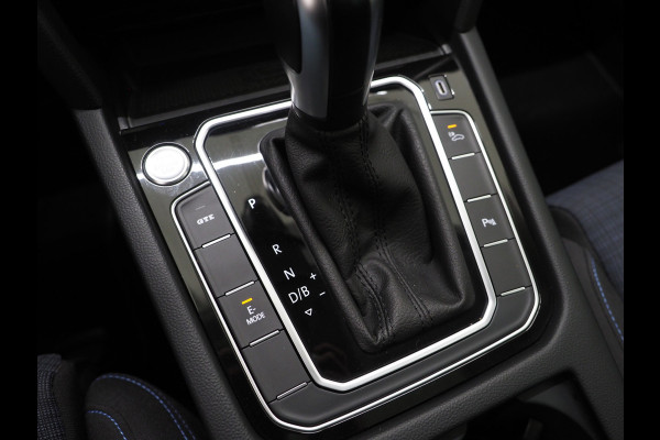 Volkswagen Passat Variant 1.4 TSI PHEV GTE R-Line | Panoramadak | Massage | Trekhaak | Camera | Adaptive Cruise | Carplay