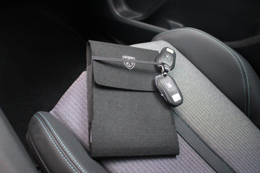 Peugeot 3008 1.6 HYbrid 180PK ALLURE PACK BUSINESS | STOEL VERWARMING | APPLE CARPLAY/ANDROID AUTO | NAVIGATIE | ACHTERUITRIJ CAMERA | KEYLESS ENTRY/START | LICHTMETALEN VELGEN 18" | DAB+ RADIO | LED KOPLAMPEN | CRUISE CONTROL | CLIMATE CONTROL |