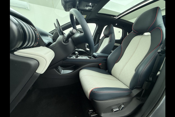 BYD ATTO 3 Comfort 60kWh Pano-dak Leer+Elektr.Verst. Warmtepomp Adaptieve Cruise 360°Camera Apple Carplay Android Auto Elektr.Achterklep De Verkeersbord detectie WiFi DAB Led Rijstrooksensor Keyless Smartphone Entry S.O.H. 96% Fabrieksgarantie tot 20-12-2028/150.000km Garantie op de LFP Accu tot 12-12-2030/200.000km €44.000,- Nieuw!