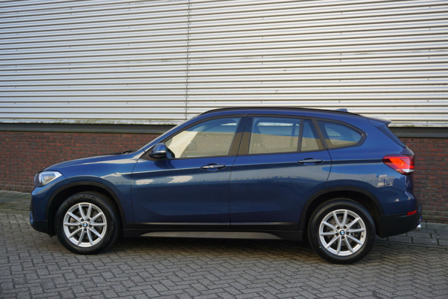 BMW X1 sDrive20i Executive Edition/Head-Up/Sportstoelen/ LED/Trekhaak.