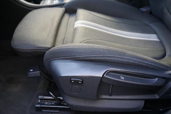 BMW X1 sDrive20i Executive Edition/Head-Up/Sportstoelen/ LED/Trekhaak.