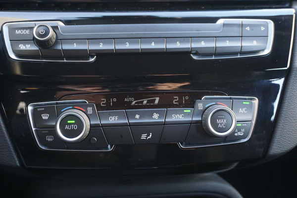 BMW X1 sDrive20i Executive Edition/Head-Up/Sportstoelen/ LED/Trekhaak.