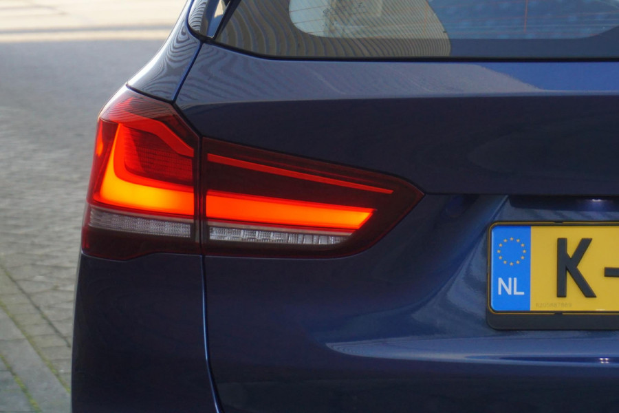 BMW X1 sDrive20i Executive Edition/Head-Up/Sportstoelen/ LED/Trekhaak.