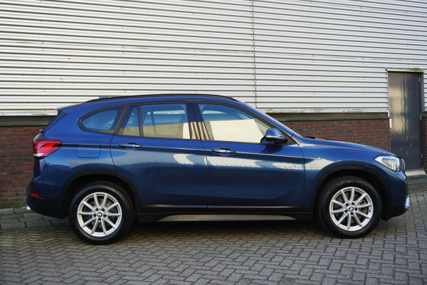 BMW X1 sDrive20i Executive Edition/Head-Up/Sportstoelen/ LED/Trekhaak.