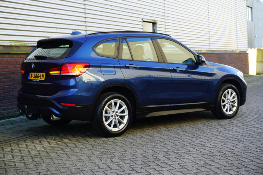 BMW X1 sDrive20i Executive Edition/Head-Up/Sportstoelen/ LED/Trekhaak.