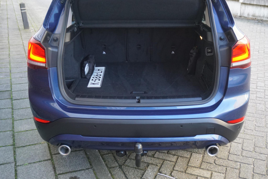 BMW X1 sDrive20i Executive Edition/Head-Up/Sportstoelen/ LED/Trekhaak.