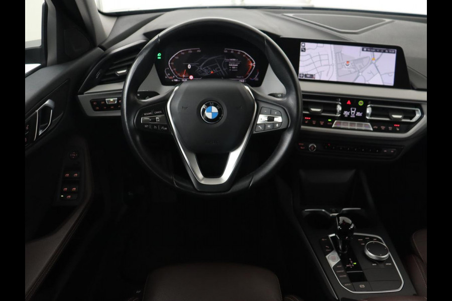BMW 1-serie 120i Business Edition Plus | Leder | Sportstoelen | Carplay | Stoelverwarming | Live Cockpit | Parkeerhulp | Climate control | Bluetooth | Cruise control