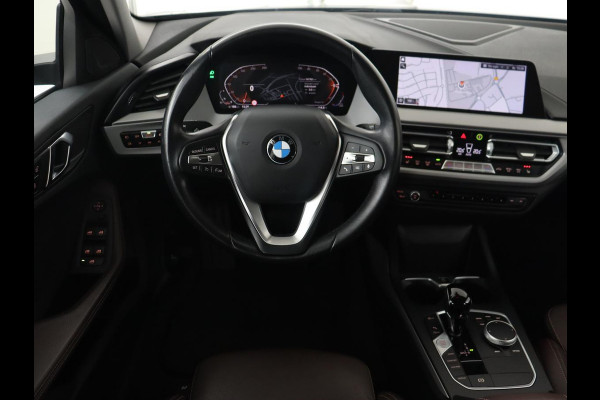 BMW 1-serie 120i Business Edition Plus | Leder | Sportstoelen | Carplay | Stoelverwarming | Live Cockpit | Parkeerhulp | Climate control | Bluetooth | Cruise control