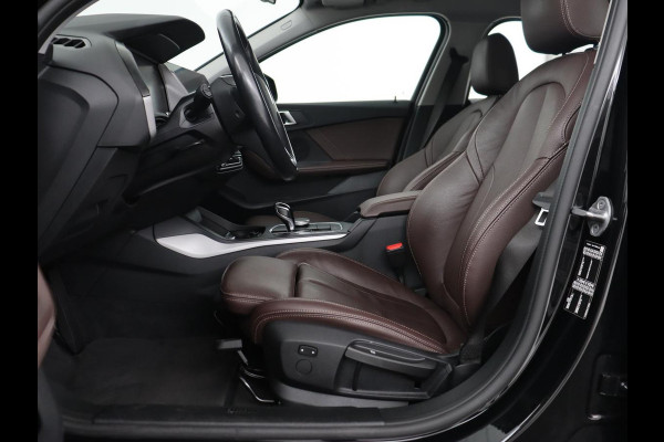 BMW 1-serie 120i Business Edition Plus | Leder | Sportstoelen | Carplay | Stoelverwarming | Live Cockpit | Parkeerhulp | Climate control | Bluetooth | Cruise control