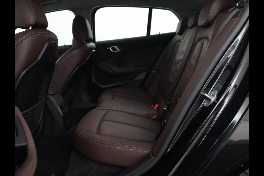 BMW 1-serie 120i Business Edition Plus | Leder | Sportstoelen | Carplay | Stoelverwarming | Live Cockpit | Parkeerhulp | Climate control | Bluetooth | Cruise control