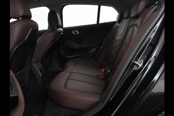 BMW 1-serie 120i Business Edition Plus | Leder | Sportstoelen | Carplay | Stoelverwarming | Live Cockpit | Parkeerhulp | Climate control | Bluetooth | Cruise control