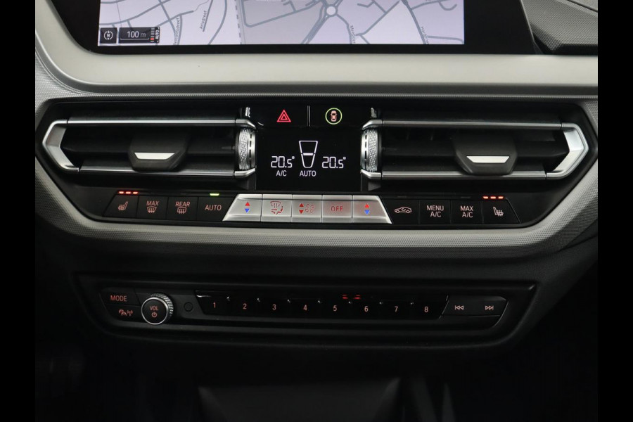 BMW 1-serie 120i Business Edition Plus | Leder | Sportstoelen | Carplay | Stoelverwarming | Live Cockpit | Parkeerhulp | Climate control | Bluetooth | Cruise control