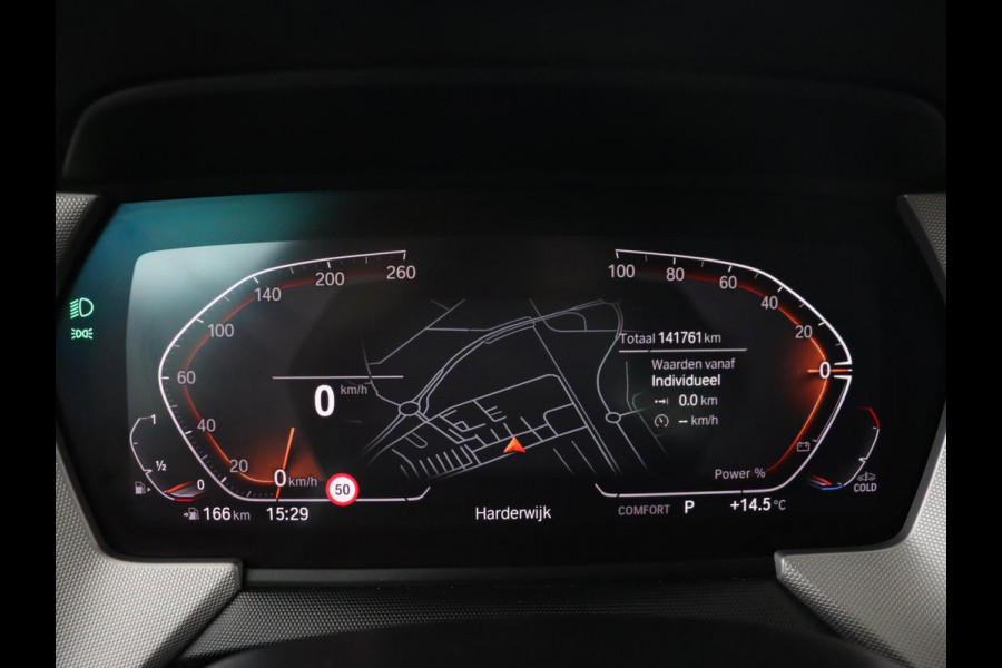 BMW 1-serie 120i Business Edition Plus | Leder | Sportstoelen | Carplay | Stoelverwarming | Live Cockpit | Parkeerhulp | Climate control | Bluetooth | Cruise control