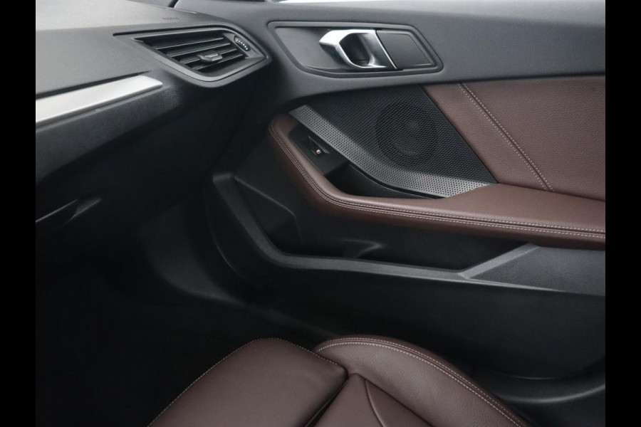 BMW 1-serie 120i Business Edition Plus | Leder | Sportstoelen | Carplay | Stoelverwarming | Live Cockpit | Parkeerhulp | Climate control | Bluetooth | Cruise control