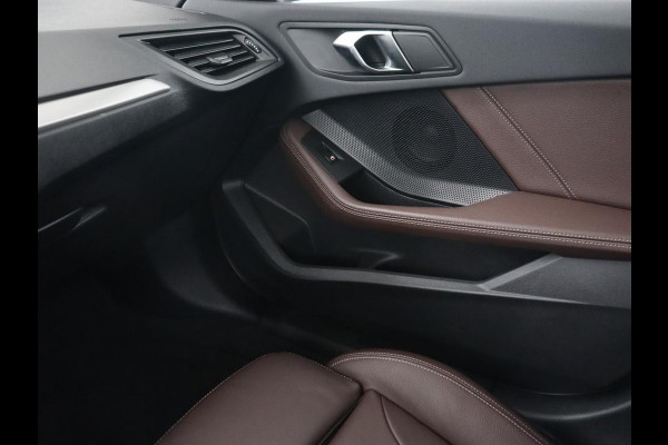 BMW 1-serie 120i Business Edition Plus | Leder | Sportstoelen | Carplay | Stoelverwarming | Live Cockpit | Parkeerhulp | Climate control | Bluetooth | Cruise control