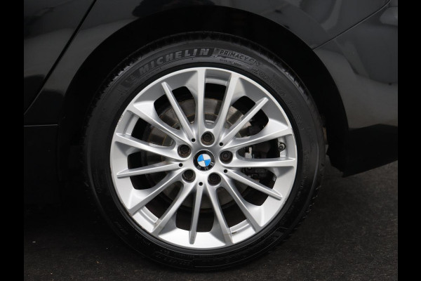 BMW 1-serie 120i Business Edition Plus | Leder | Sportstoelen | Carplay | Stoelverwarming | Live Cockpit | Parkeerhulp | Climate control | Bluetooth | Cruise control