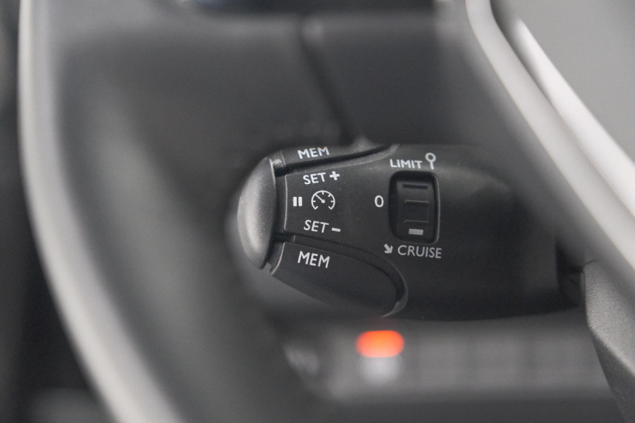 Peugeot e-208 EV Allure 50 kWh | 3 Fase Laadfunctie | Parkeersensoren | Apple Carplay