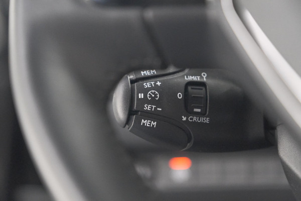 Peugeot e-208 EV Allure 50 kWh | 3 Fase Laadfunctie | Parkeersensoren | Apple Carplay