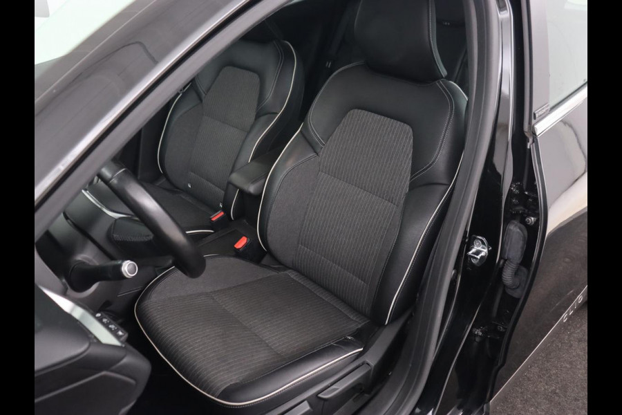 Renault Clio 1.6 E-Tech Hybrid 140 Intens | Stoelverwarming | Camera | Carplay | Stuurverwarming | Half leder | Full LED | Navigatie | Climate control | Cruise control | Parkeerhulp