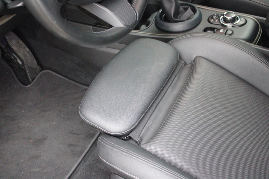 MINI Countryman 2.0 Cooper S E 220PK ALL4 CHILI | UNION JACK ACHTERLICHTEN | LEDEREN BEKLEDING | ELEKTRISCH BEDIENBARE VOORSTOELEN MET GEHEUGENFUNSCTIE OP DE BESTUURDERSSTOEL | STOEL/VOORRUIT VERWARMING | FULL LED KOPLAMPEN | DRAADLOZE APPLE CARPLAY/ANDROID AUTO | DRAADLOZE TELEFOONLADER | NAVIGATIE | EXTRA GETINTE ACHTERRUITEN | ZWART DAK | 18" LICHTMETALEN VELGEN BLACK 10 SPAAKS | ACHTERUITRIJ CAMERA | PARKEERSENSOREN VOOR EN ACHTER | CLIMATE CONTROL | KEYLESS ENTRY/START | HUD (HEAD UP DISPLAY) | ADAPTIVE CRUISE CONTROL | DAB+ RADIO | DONKERE HEMEL BEKLEDING |