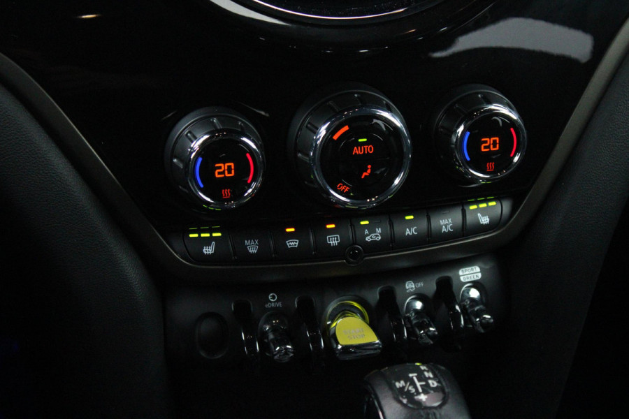 MINI Countryman 2.0 Cooper S E 220PK ALL4 CHILI | UNION JACK ACHTERLICHTEN | LEDEREN BEKLEDING | ELEKTRISCH BEDIENBARE VOORSTOELEN MET GEHEUGENFUNSCTIE OP DE BESTUURDERSSTOEL | STOEL/VOORRUIT VERWARMING | FULL LED KOPLAMPEN | DRAADLOZE APPLE CARPLAY/ANDROID AUTO | DRAADLOZE TELEFOONLADER | NAVIGATIE | EXTRA GETINTE ACHTERRUITEN | ZWART DAK | 18" LICHTMETALEN VELGEN BLACK 10 SPAAKS | ACHTERUITRIJ CAMERA | PARKEERSENSOREN VOOR EN ACHTER | CLIMATE CONTROL | KEYLESS ENTRY/START | HUD (HEAD UP DISPLAY) | ADAPTIVE CRUISE CONTROL | DAB+ RADIO | DONKERE HEMEL BEKLEDING |