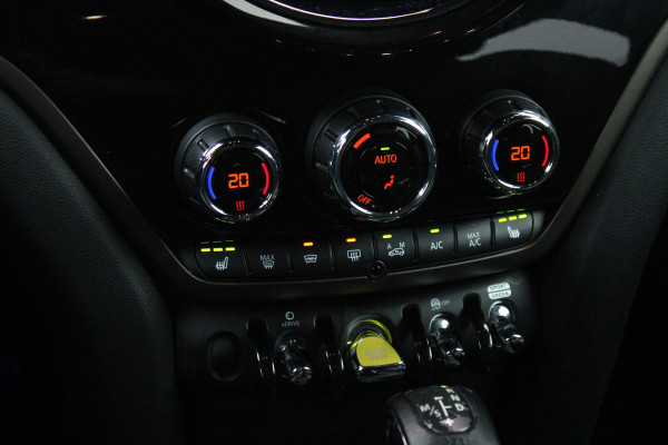 MINI Countryman 2.0 Cooper S E 220PK ALL4 CHILI | UNION JACK ACHTERLICHTEN | LEDEREN BEKLEDING | ELEKTRISCH BEDIENBARE VOORSTOELEN MET GEHEUGENFUNSCTIE OP DE BESTUURDERSSTOEL | STOEL/VOORRUIT VERWARMING | FULL LED KOPLAMPEN | DRAADLOZE APPLE CARPLAY/ANDROID AUTO | DRAADLOZE TELEFOONLADER | NAVIGATIE | EXTRA GETINTE ACHTERRUITEN | ZWART DAK | 18" LICHTMETALEN VELGEN BLACK 10 SPAAKS | ACHTERUITRIJ CAMERA | PARKEERSENSOREN VOOR EN ACHTER | CLIMATE CONTROL | KEYLESS ENTRY/START | HUD (HEAD UP DISPLAY) | ADAPTIVE CRUISE CONTROL | DAB+ RADIO | DONKERE HEMEL BEKLEDING |