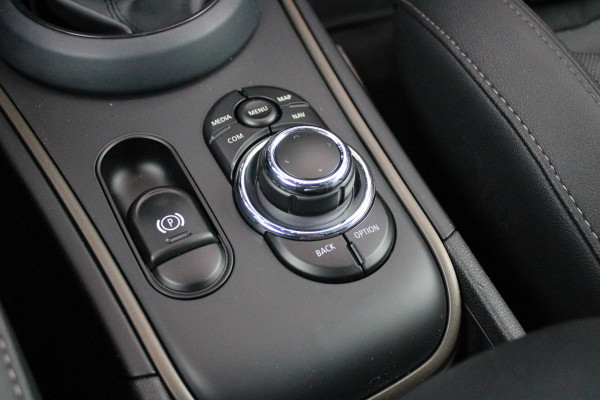 MINI Countryman 2.0 Cooper S E 220PK ALL4 CHILI | UNION JACK ACHTERLICHTEN | LEDEREN BEKLEDING | ELEKTRISCH BEDIENBARE VOORSTOELEN MET GEHEUGENFUNSCTIE OP DE BESTUURDERSSTOEL | STOEL/VOORRUIT VERWARMING | FULL LED KOPLAMPEN | DRAADLOZE APPLE CARPLAY/ANDROID AUTO | DRAADLOZE TELEFOONLADER | NAVIGATIE | EXTRA GETINTE ACHTERRUITEN | ZWART DAK | 18" LICHTMETALEN VELGEN BLACK 10 SPAAKS | ACHTERUITRIJ CAMERA | PARKEERSENSOREN VOOR EN ACHTER | CLIMATE CONTROL | KEYLESS ENTRY/START | HUD (HEAD UP DISPLAY) | ADAPTIVE CRUISE CONTROL | DAB+ RADIO | DONKERE HEMEL BEKLEDING |