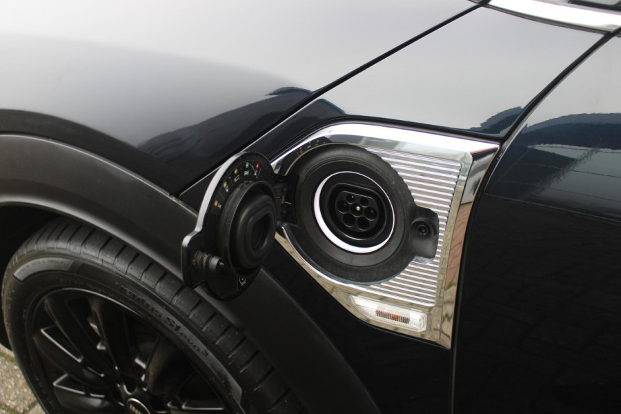 MINI Countryman 2.0 Cooper S E 220PK ALL4 CHILI | UNION JACK ACHTERLICHTEN | LEDEREN BEKLEDING | ELEKTRISCH BEDIENBARE VOORSTOELEN MET GEHEUGENFUNSCTIE OP DE BESTUURDERSSTOEL | STOEL/VOORRUIT VERWARMING | FULL LED KOPLAMPEN | DRAADLOZE APPLE CARPLAY/ANDROID AUTO | DRAADLOZE TELEFOONLADER | NAVIGATIE | EXTRA GETINTE ACHTERRUITEN | ZWART DAK | 18" LICHTMETALEN VELGEN BLACK 10 SPAAKS | ACHTERUITRIJ CAMERA | PARKEERSENSOREN VOOR EN ACHTER | CLIMATE CONTROL | KEYLESS ENTRY/START | HUD (HEAD UP DISPLAY) | ADAPTIVE CRUISE CONTROL | DAB+ RADIO | DONKERE HEMEL BEKLEDING |