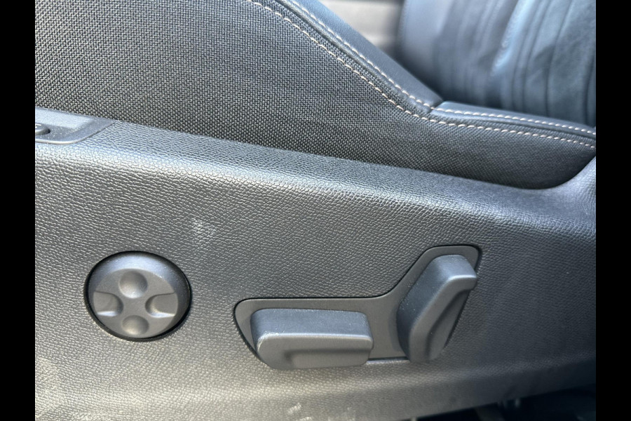 Peugeot 3008 1.6 HYbrid4 300 GT COMPLETE AUTO| PANO| ELEK. ACHTERKLEP| TREKHAAK| ELEK. STOEL + MASSAGE| FOCAL AUDIO| CAMERA ACHTER + VOOR| STOELVERWARMING| ADAP. CRUISE