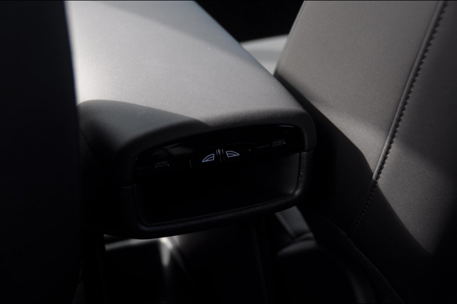 Volvo EX30 272PK Ext. Range Plus Adaptieve cruise control / BLIS / Parkeersensoren met camera / Elektrische achterklep / 20" velgen / Google infotainment / Keyless entry