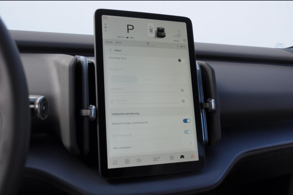 Volvo EX30 272PK Ext. Range Plus Adaptieve cruise control / BLIS / Parkeersensoren met camera / Elektrische achterklep / 20" velgen / Google infotainment / Keyless entry