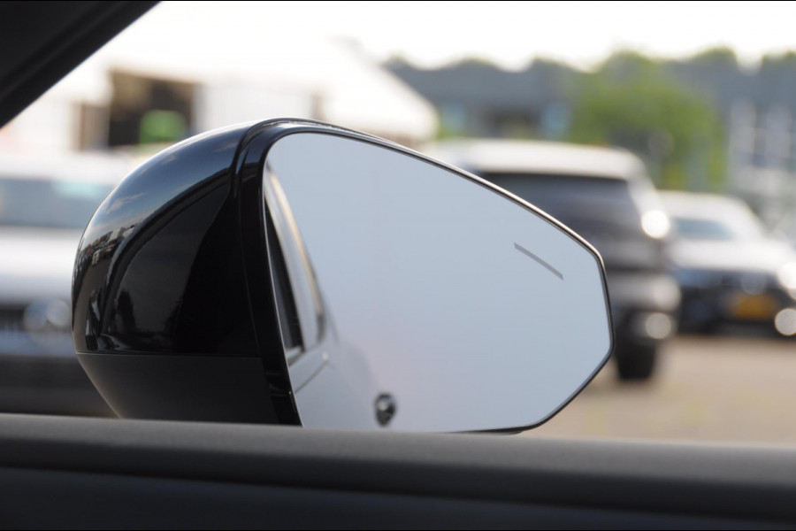 Volvo EX30 272PK Ext. Range Plus Adaptieve cruise control / BLIS / Parkeersensoren met camera / Elektrische achterklep / 20" velgen / Google infotainment / Keyless entry